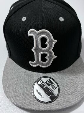 New Era Black and Gray Boston 'B' Snapback Hat